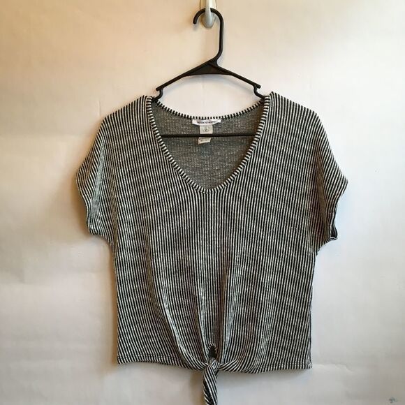CAUTION‎ TO THE WIND TIE FRONT CROP TOP - Picture 1 of 6